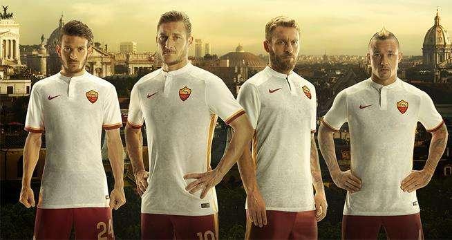 Svelata la seconda maglia 2015/2016. Nainggolan: "Speriamo porti bene". Totti: "Quella bianca mi è sempre piaciuta". FOTO! VIDEO!