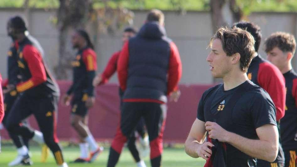 Trigoria, Bove stupisce De Rossi e il suo staff con un super gol al volo. VIDEO!