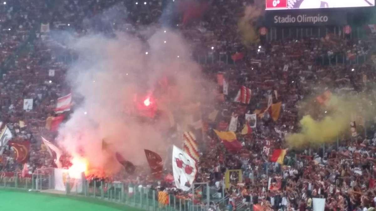 Roma-Fenerbahçe, daspo di 5 anni a un tifoso per lancio di artifizi pirotecnici