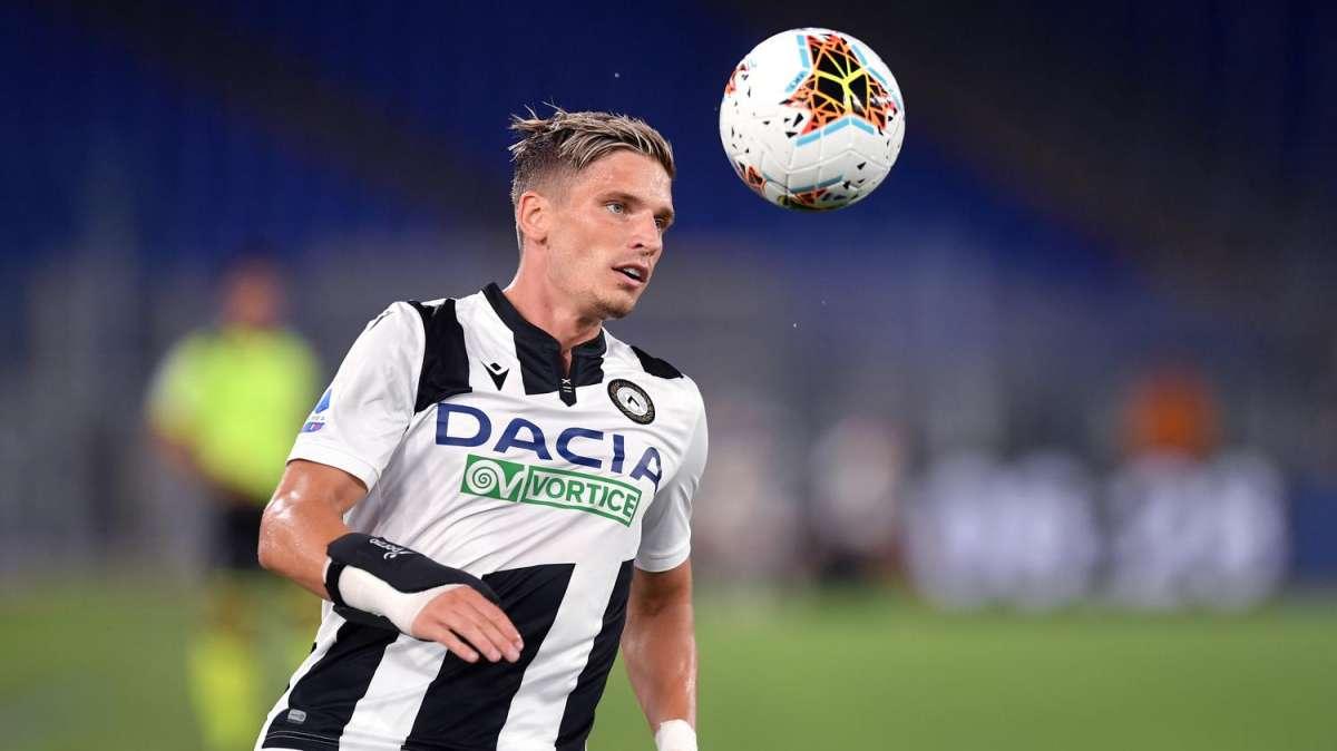 Terzino destro cercasi: offerto Sryger Larsen, piace Mazraoui. Non convincono Aarons e Dest