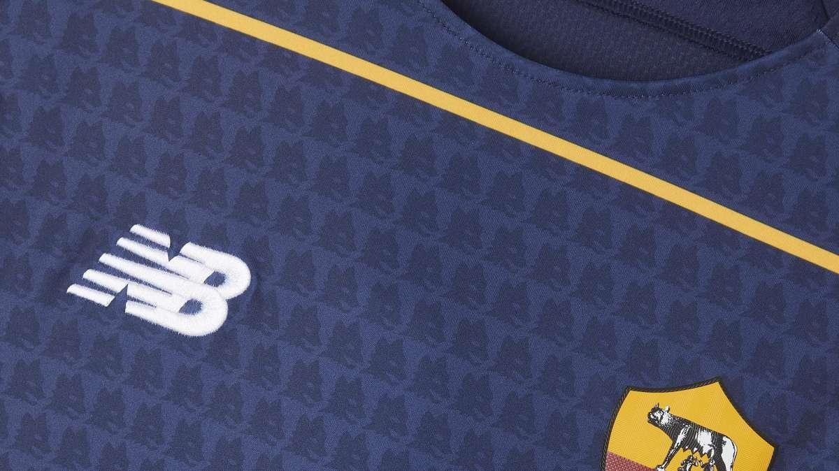 New Balance presenta la quarta maglia della Roma per la stagione 2021-2022: torna il vecchio stemma. FOTO!