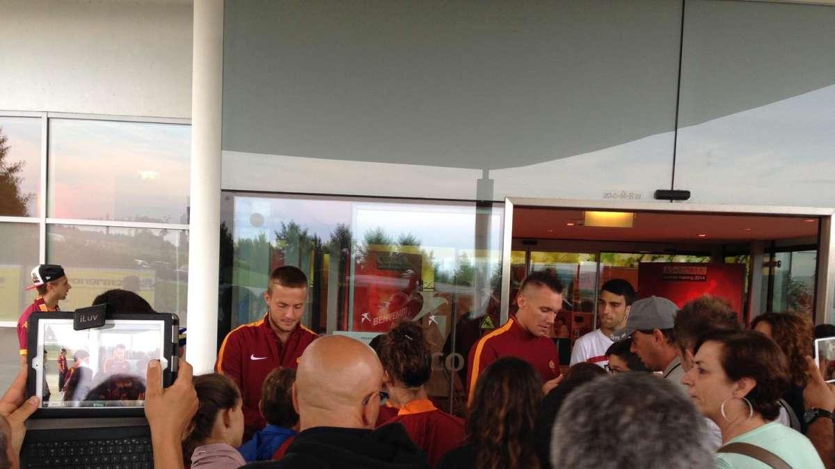 Svedkauskas e Skorupski firmano autografi ai tifosi. FOTO!