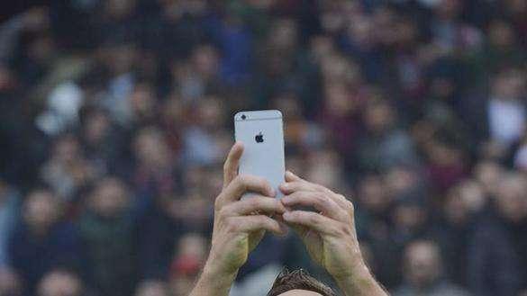 Selfie di Totti sotto la Curva Sud. FOTO!
