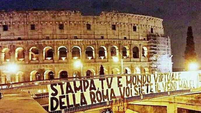 Striscione al Colosseo: "Stampa, tv e mondo virtuale, della Roma voi siete il vero male". FOTO!
