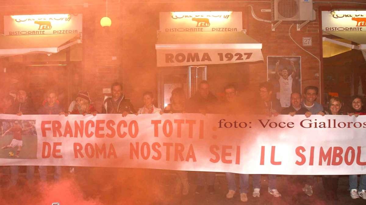 Striscione per Totti a Via Vetulonia. FOTO!