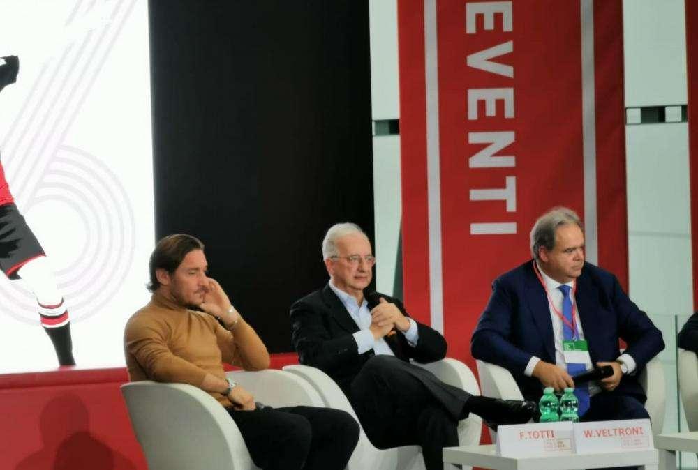 "Più libri più liberi", Totti presente alla presentazione del libro di Condò. L'ex dirigente: "Fonseca ha trasmesso positività ed energia. Contento del momento della Roma". FOTO!