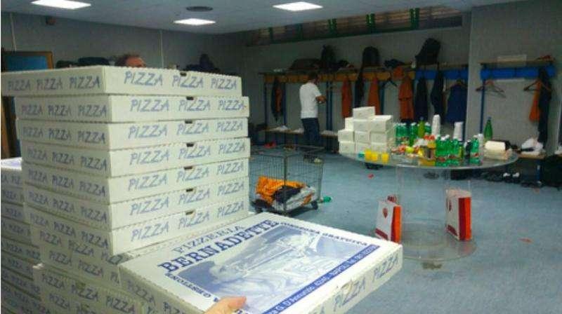 Dopo la vittoria, pizza per tutti nello spogliatoio. FOTO!