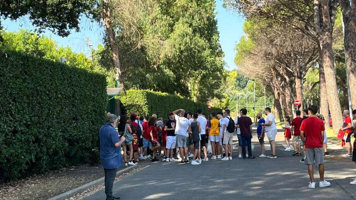 TRIGORIA - Mourinho e Belotti i primi ad arrivare in sede. Matic accompagnato dall'autista