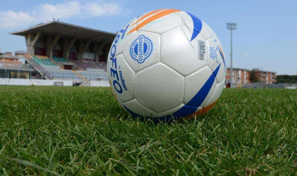 Buco nella rete e gol negato da arbitro, si rigioca
