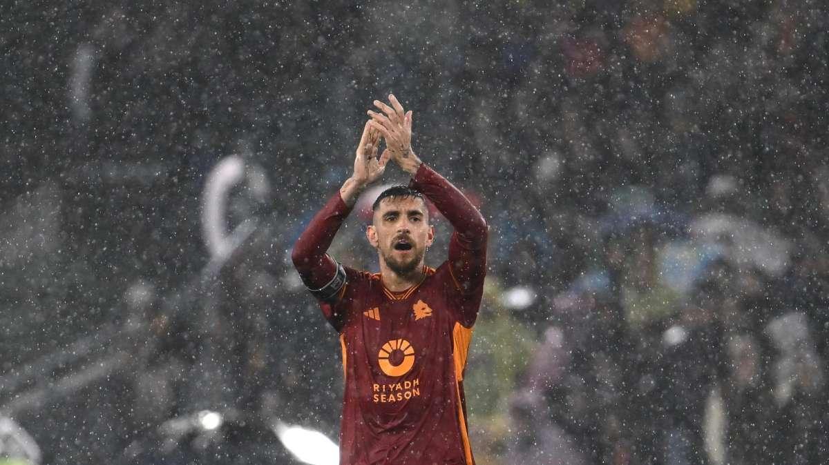 Roma-Feyenoord, Pellegrini chiede il cambio per un problema fisico: abbraccio con De Rossi 