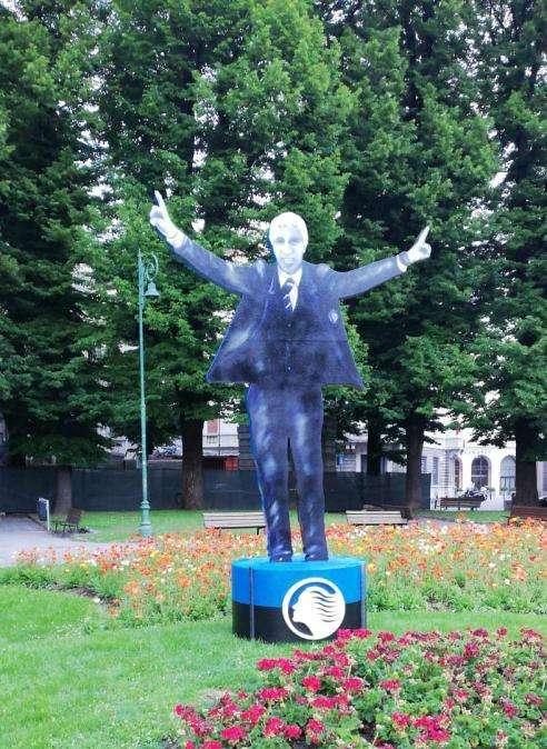 Atalanta, in città spunta una statua di cartone di Gasperini. FOTO!