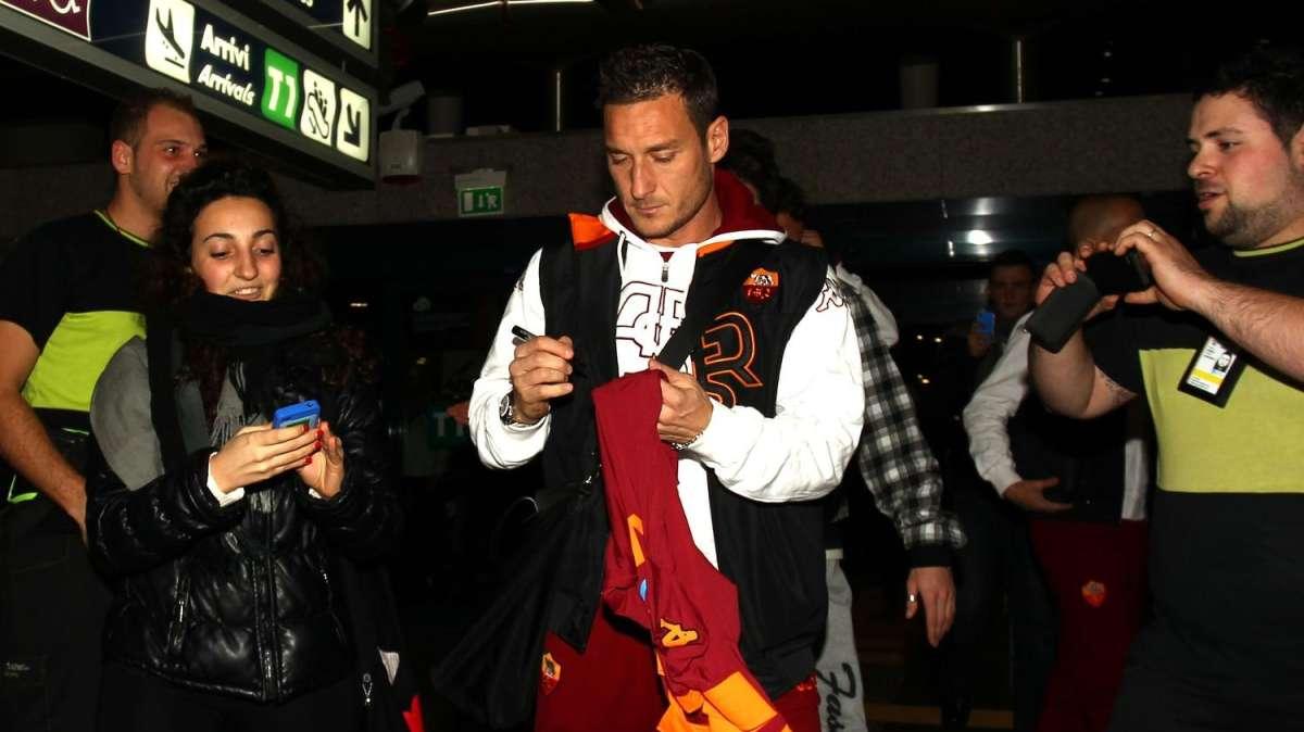 La Roma in partenza verso Verona, domani il match contro i clivensi