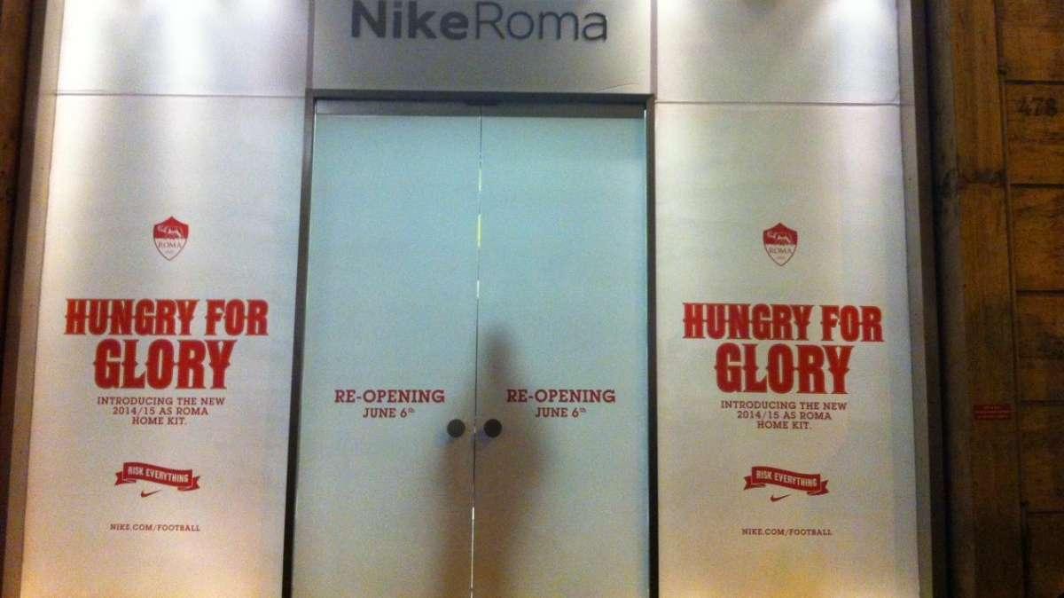 Via del Corso, tutto pronto al Nike Store per domani. FOTO!