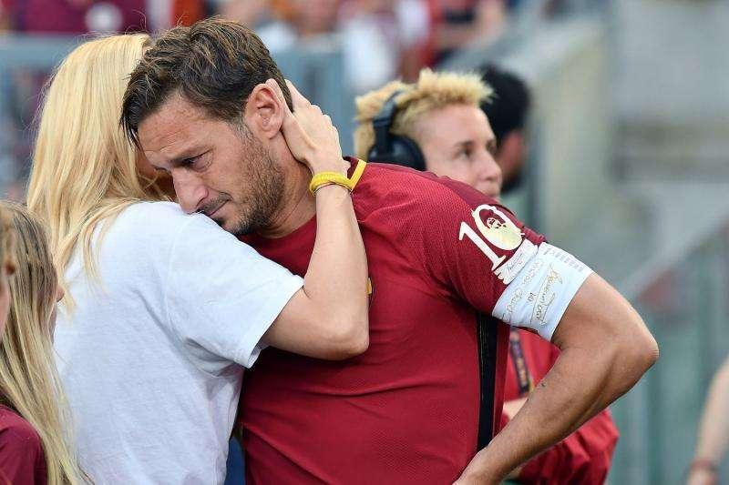 Accadde oggi - Ilary: "Spalletti piccolo uomo". Totti: "Sintonia totale con Spalletti e Pallotta. Lei interiorizza le mie difficoltà".  La Roma strapazza il Carpi, le accuse di Almeyda