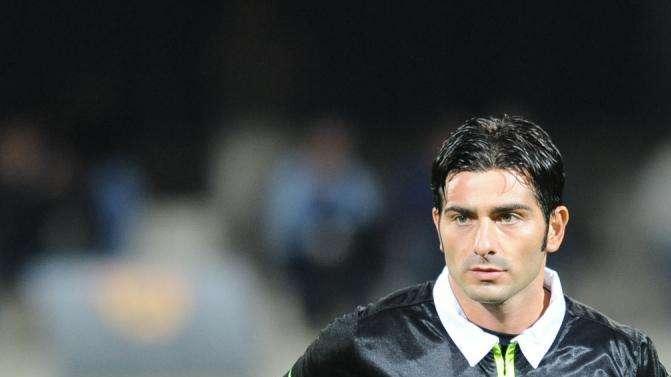 Chievo Verona-Roma 0-0 - La moviola: gli assistenti attendono per favorire il VAR sul fuorigioco. Mani di Tomovic, ma il pallone era già fuori
