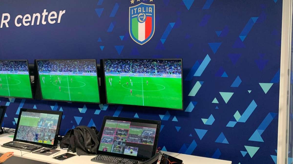 Tutti uniti contro il VAR: in Norvegia gara sospesa per lancio di... crocchette di pesce