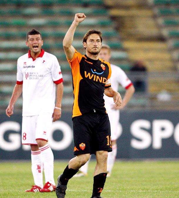 Alemanno: "Complimenti a Totti per il traguardo raggiunto"