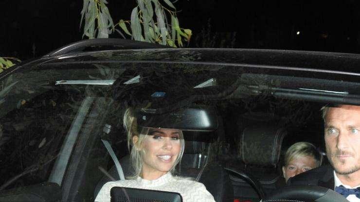Totti e Ilary a cena al centro di Roma: "Non bacio mia moglie altrimenti s'abitua"