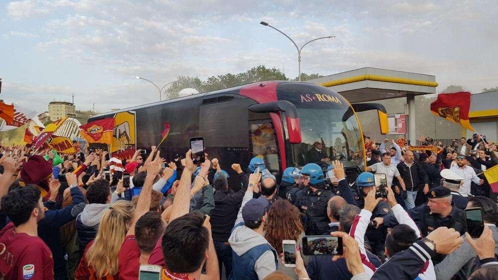 I tifosi incitano la squadra a Ponte della Musica. FOTO! VIDEO!
