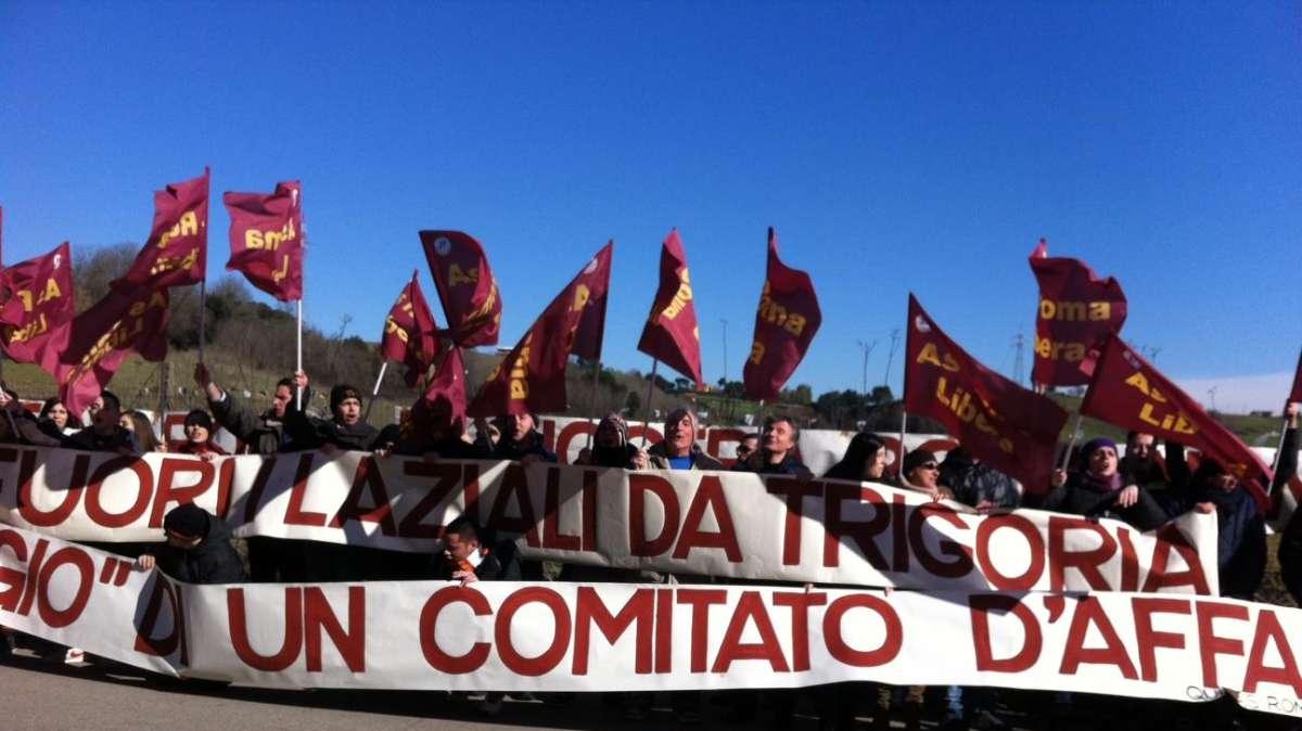 Trigoria - Rifinitura terminata. Striscioni di contestazione esposti fuori dai cancelli del centro sportivo. FOTO!