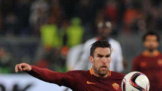 Twitter, Strootman non si separa dal pallone neanche in spiaggia. FOTO!
