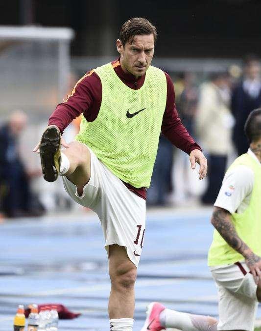Striscione dei Fedayn per Totti: "25 anni di storia, ti rendiamo gloria"