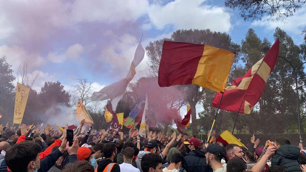 LA VOCE DELLA SERA - Mourinho studia le partite della Roma. Pedro: "Spero di vincere il derby". Trigoria, individuale per Spinazzola, Veretout, Smalling, Diawara e Calafiori 