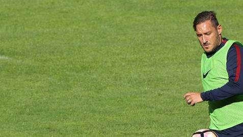 Trigoria - Allenamento individuale sotto la pioggia per Totti. Migliora la caviglia dolorante