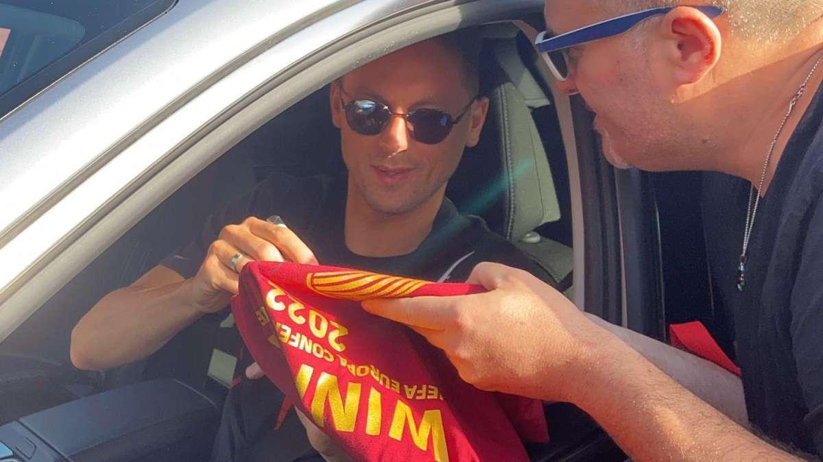 TRIGORIA - Oggi il raduno della Roma. Veretout: "Sono pronto, resto qui". I tifosi a Zaniolo: "Non andare alla Juve". Presente anche Kluivert. FOTO! VIDEO!