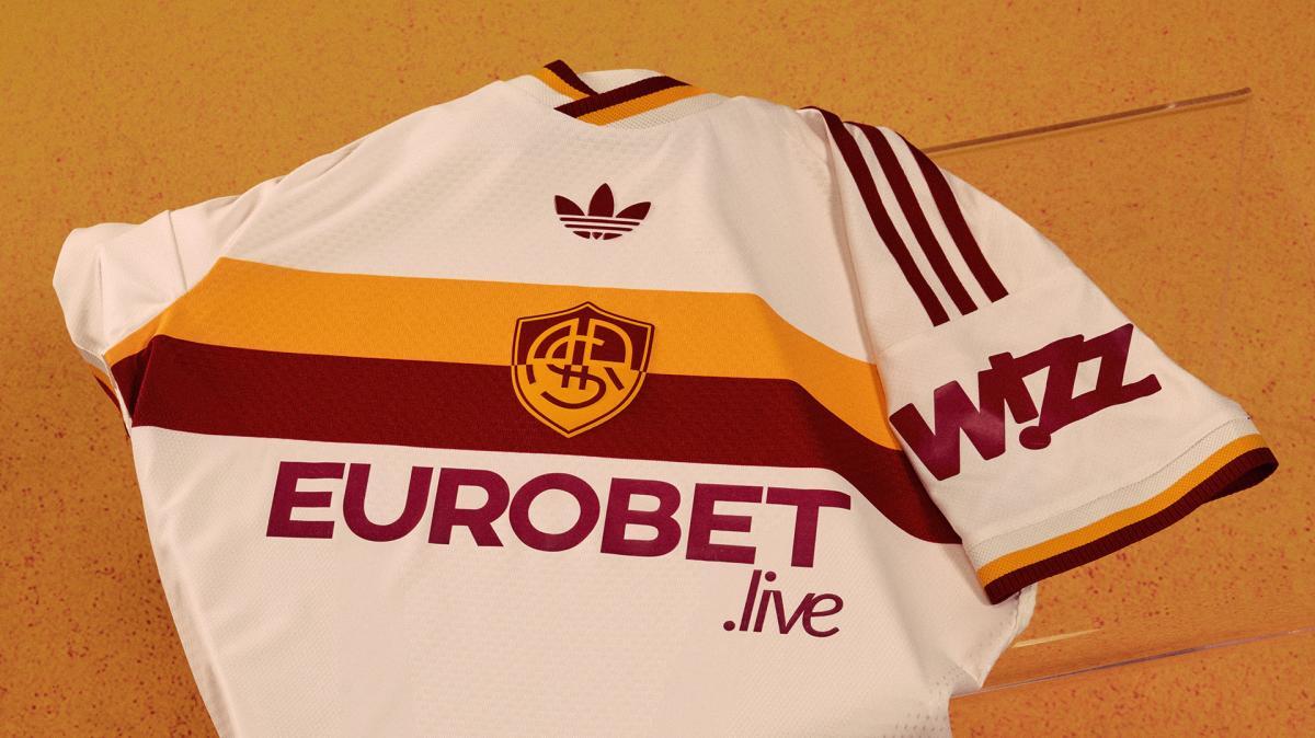 Roma, la maglia away conquista il New York Times: "È la migliore della stagione, datele lo Scudetto"