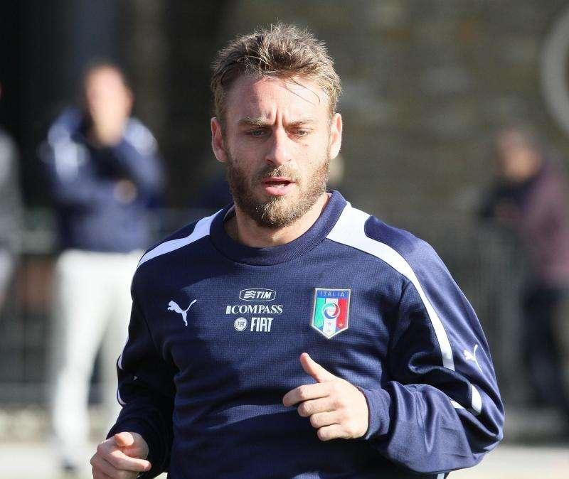 Sky, Dell'Olio: "De Rossi si è allenato regolarmente. Ballottaggio con Montolivo contro la Scozia"