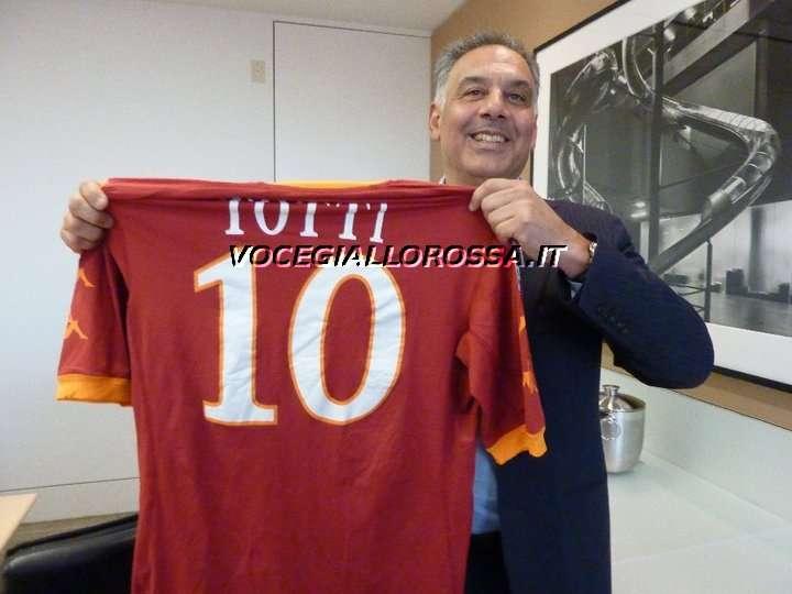 James Pallotta con la maglia di Totti FOTO!