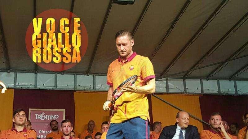 Totti scherza con Baldissoni: "Prima fate il mercato, poi pago la maglia dello scorso anno". VIDEO!