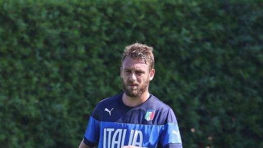 Italia, De Rossi out contro la Croazia per una botta alla gamba destra. Il centrocampista a Spalato con la squadra