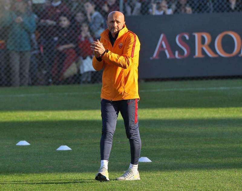 Trigoria, Spalletti fischia la fine dell'allenamento ma i giallorossi chiedono di continuare
