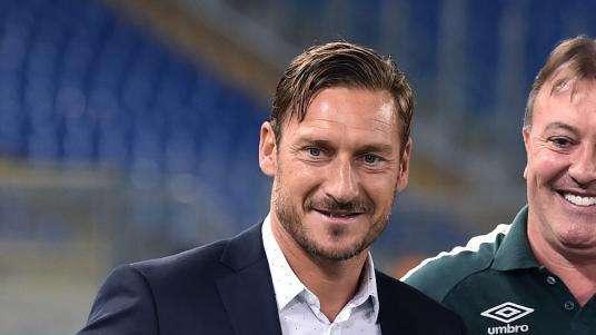 Dugout omaggia Totti: "Auguri ad una leggenda del calcio italiano"