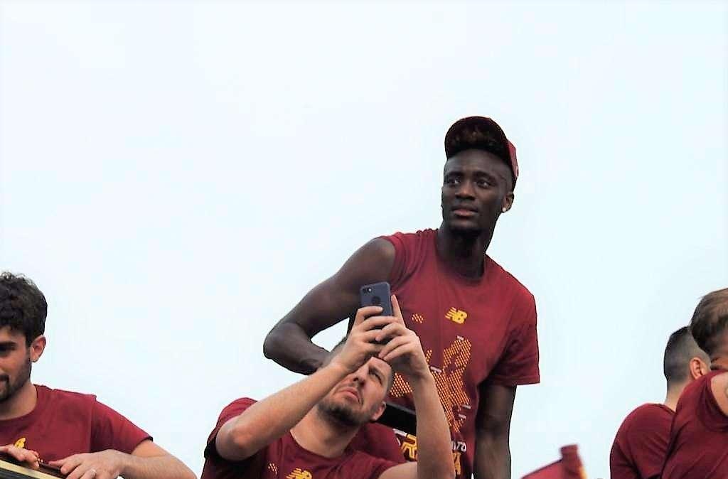 FESTA DELLA ROMA - Cori per Tammy Abraham. VIDEO!