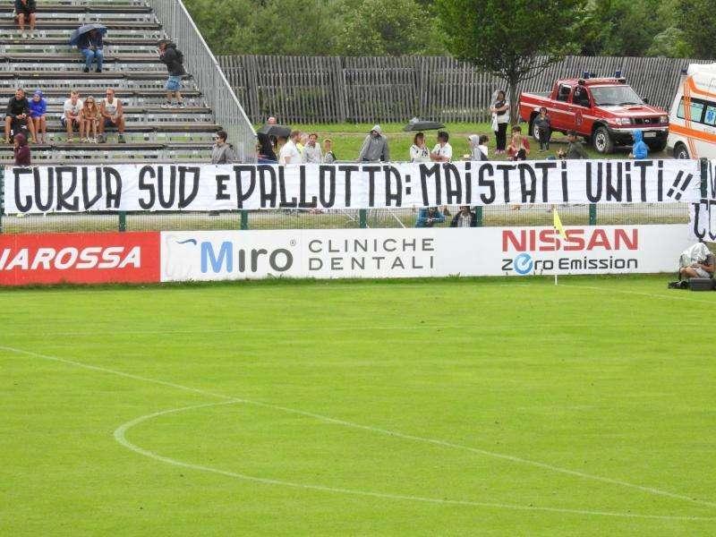 PINZOLO - Striscione a bordo campo: "Curva Sud e Pallotta: Mai Stati Uniti"