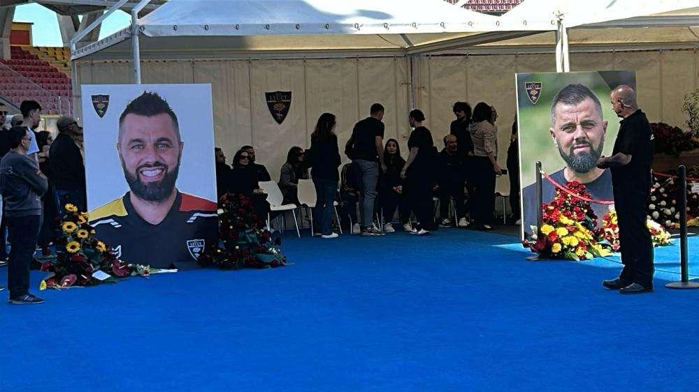 Lecce, in migliaia al Via del Mare per l'ultimo saluto a Fiorita