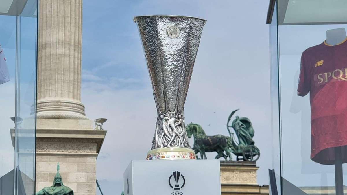 La coppa dell'Europa League esposta al Fan Festival dell'UEFA. FOTO! VIDEO!
