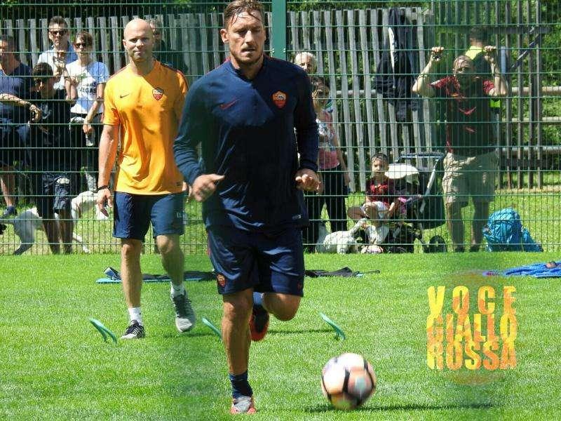 Totti svolge differenziato con il pallone - La photogallery