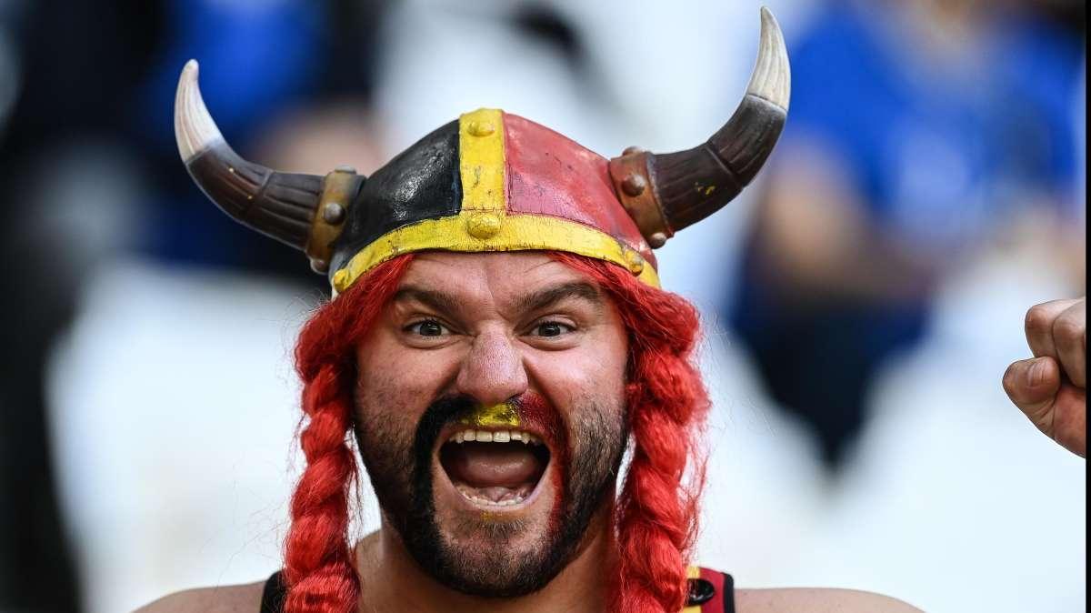 Incredibile in Belgio: tifosi Charleroi lanciano decine di topi verso quelli dello Standard Liegi. FOTO!