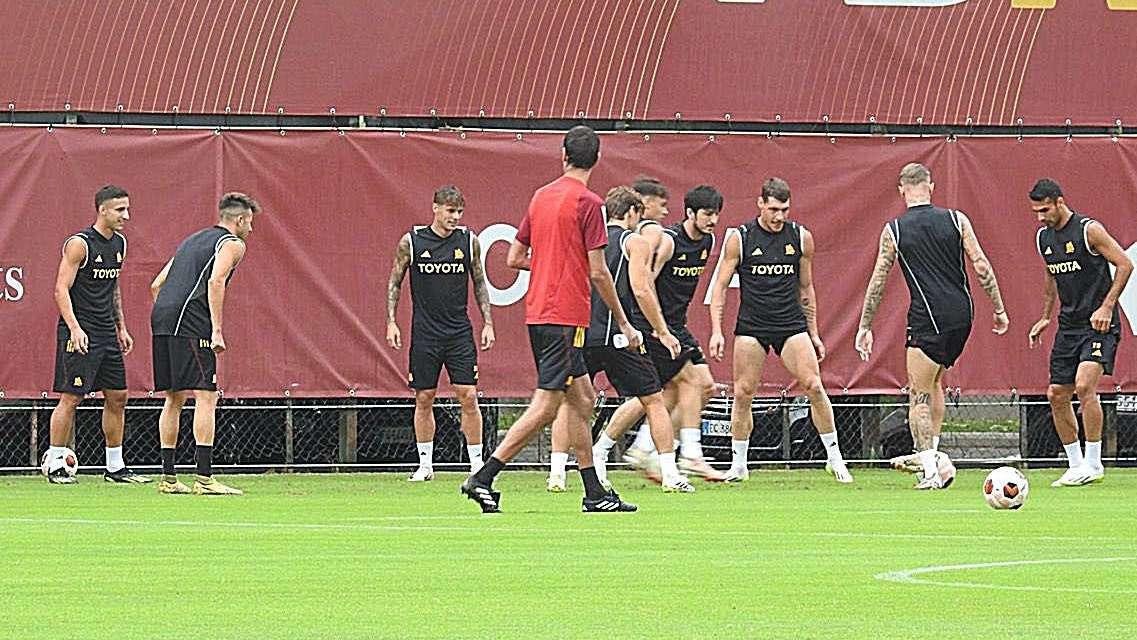 TRIGORIA - Squadra in campo. Out Smalling e Pellegrini. Striscione per Mourinho. VIDEO!