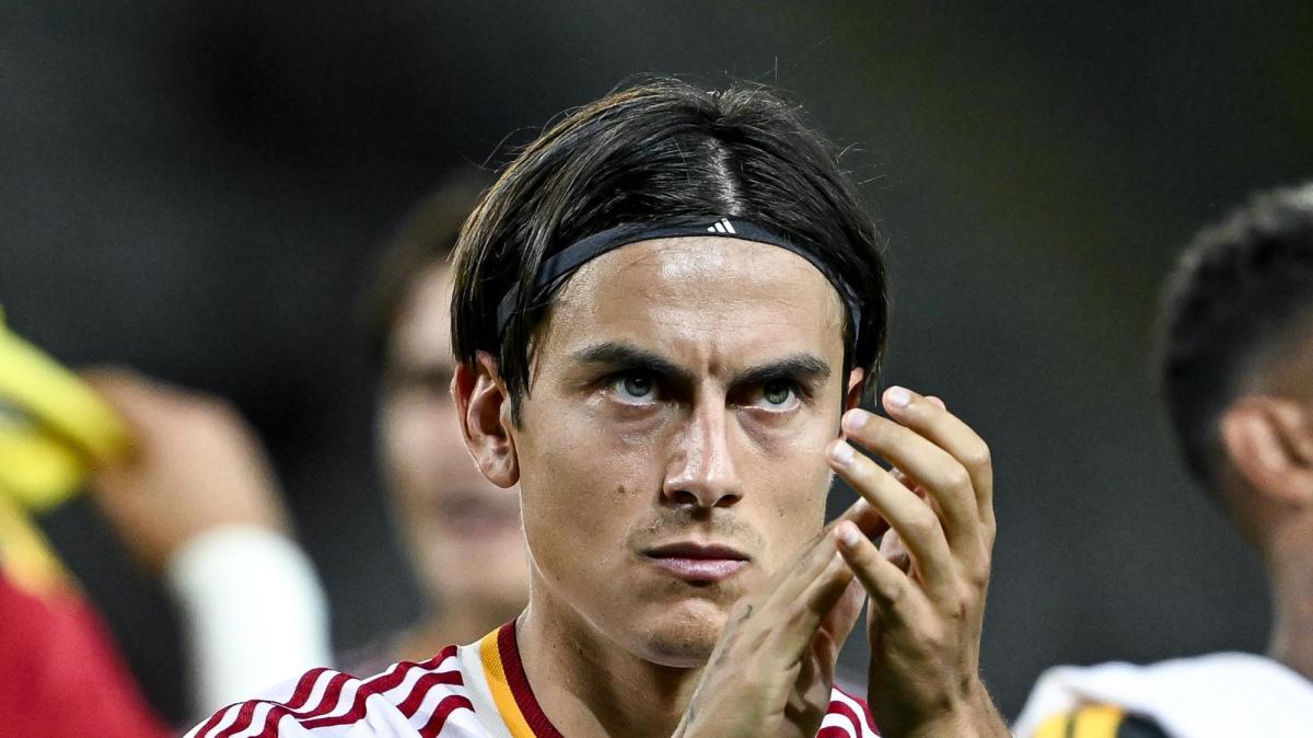 Dybala regala la maglia a un giovane tifoso al termine di Torino-Roma: "Molto più di una semplice maglia". VIDEO!