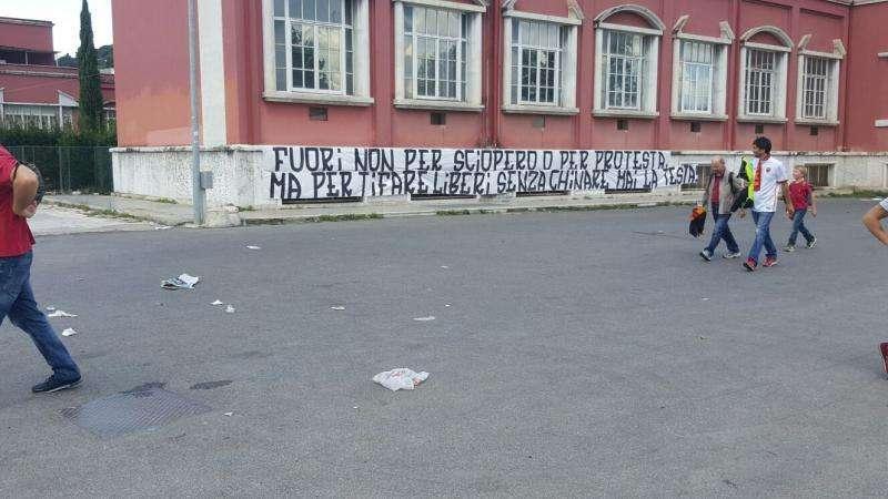 Striscione fuori dall'Olimpico:  "Fuori non per sciopero o per protesta ma per tifare senza chinare mai la testa". FOTO!