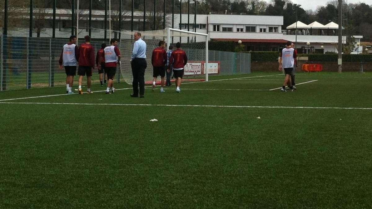 Trigoria - Termina la rifinitura, ancora differenziato per Balzaretti. Marquinho provato nei tre di difesa. Presente Pallotta. FOTO!