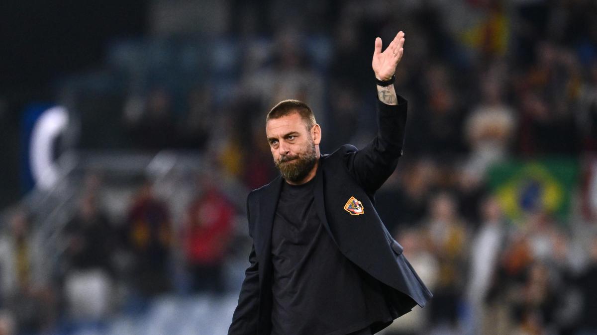 Roma-Genoa - Il saluto di De Rossi ai giocatori giallorossi e alla Curva Sud