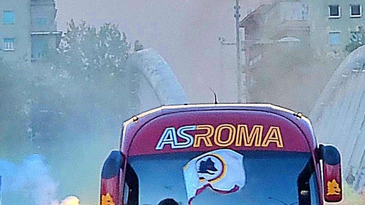 Roma-Bayer Leverkusen, i tifosi giallorossi accolgono il pullman della squadra con cori e fumogeni. VIDEO!