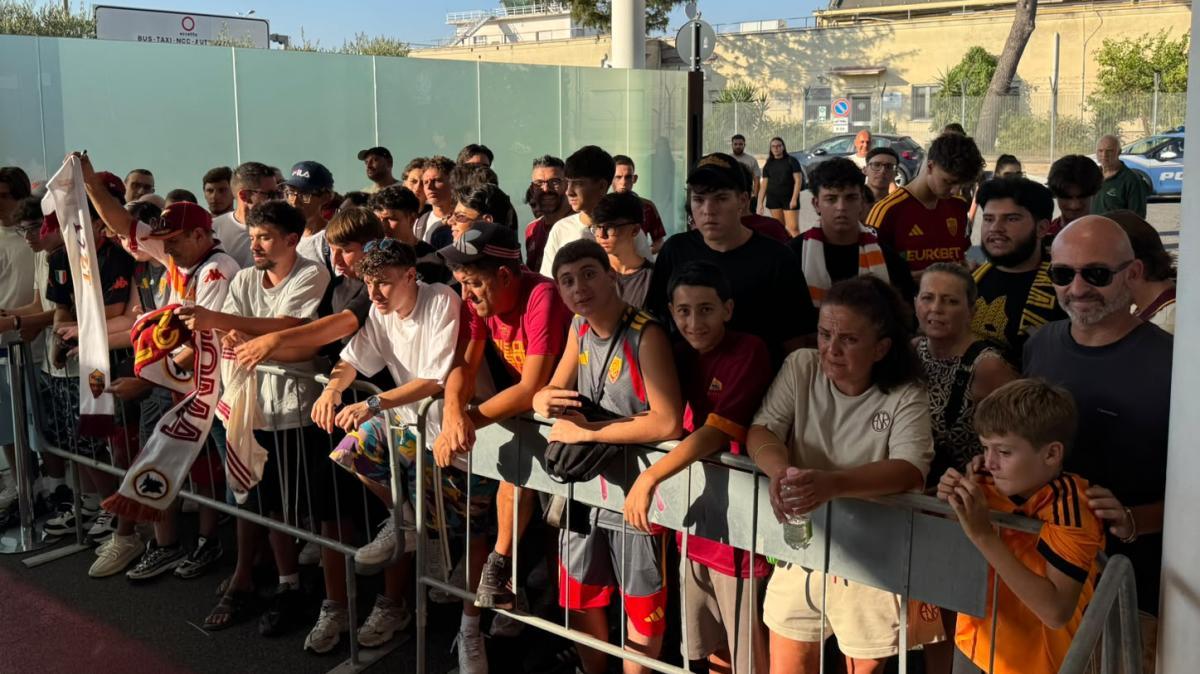Ciampino - Tra poco l'arrivo di Molina, un centinaio di tifosi presenti. FOTO! VIDEO!