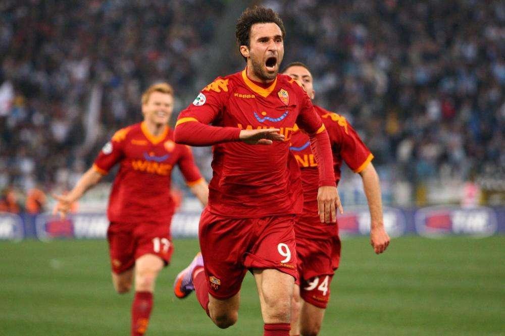 Accadde oggi - Garcia: "Da ieri c'è una legge Destro". La Roma vince il derby tra le polemiche, Reja: "Totti poco sportivo, merita 10 giornate di squalifica"